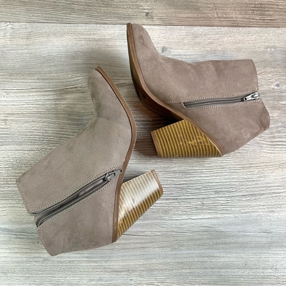 Banana Republic ankle beige heeled booties size 7. Well worn, please see photos. - Picture 9 of 12